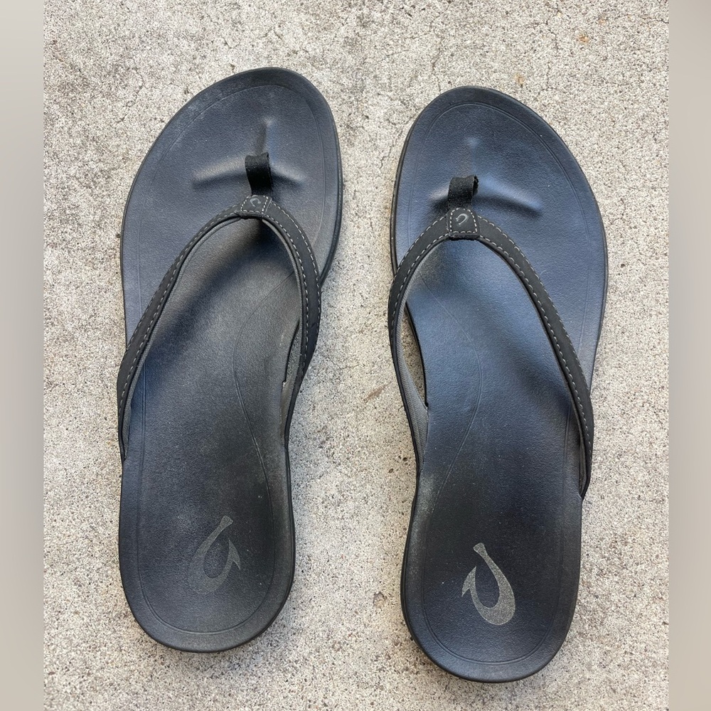 Women’s black flip flops, size 8